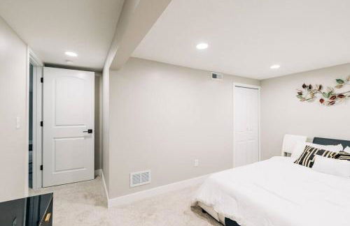 Beautiful luxury home freshly renovated with big yard, seating & grill pad - Foto 5