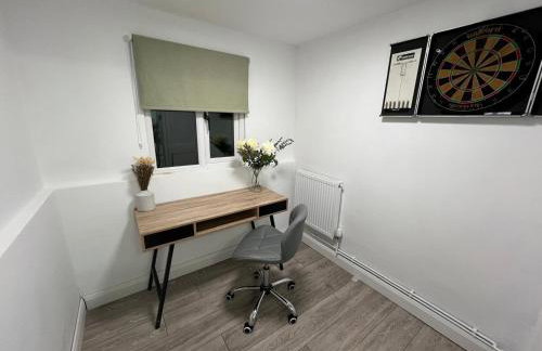 Stylish 4 Bed House, Free Parking, Close to M4 Newport - Foto 17