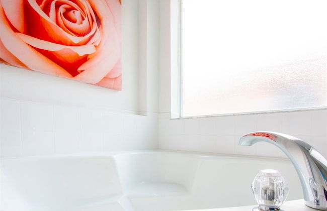 4 Bed and 3 Bath in Perfect Location With Pool by Florida Dream Home - Foto 19