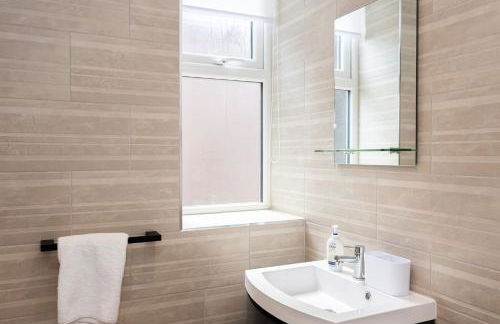 Stanway Apartments- Free Parking & Close To Tram Stop - Photo 30