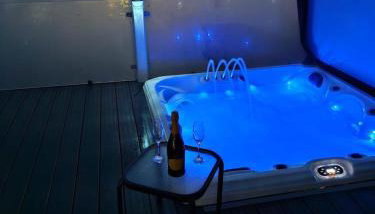 Lakeside Holiday Home with Hot Tub - Foto 2