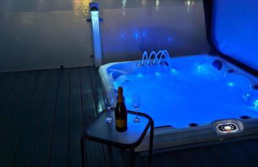 Lakeside Holiday Home with Hot Tub - Foto 2