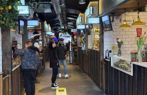 Vauxhall Central - Spacious 3-Bed Serviced Apartment- Balcony-Free Parking - Lift - Sleeps 7 - Photo 40