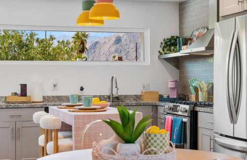 Whimsical Oasis Retreat by Rather Be Properties - Foto 19