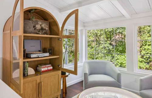 Modern Organic Home with Backyard Creek near State Park - Foto 19