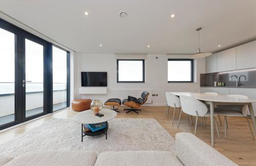 Gorgeous 2 Bed Apartment with Stunning Sea Views with Free Parking and Fast Internet - Foto 4