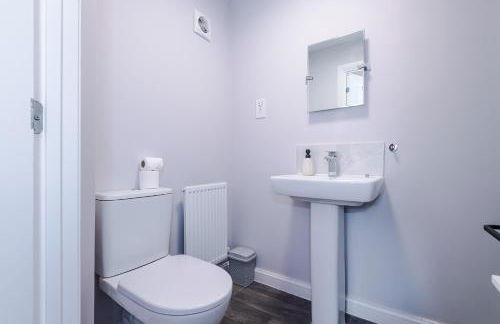 Liverpool-Halewood-Speke - NR Airport & JLR - Sleeps 8 - 5 Beds 1 sofabed 2 Bath Driveway Parking - Docks - Short 2 Long Stays - by Samina, ARZ Stays - Foto 19