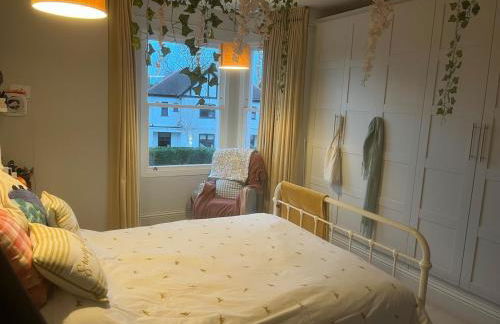 Spacious 4 Bed House Ideal for Races - Photo 9