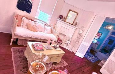 4BR 3 BA HUGE, Balcony, Cemetery, Streetcar sleeps 8! - Photo 71
