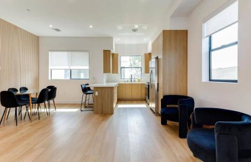 Modern Luxe Retreat Three-Bedroom #4 - Photo 39