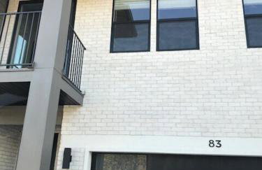 Deluxe Classy TownHouse With 2 car Garage, Work or Family! - Foto 2