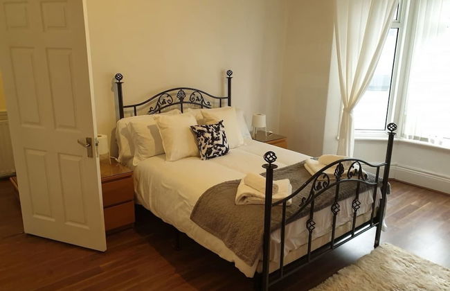 South Shield's Hidden Gem Garnet 3 Bedroom Apartme - Photo 1