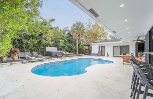 Resort Style Backyard Heated Pool Hot Tub Fire Pit - Foto 37