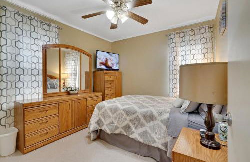 Super Cute & Cool Home with 65Inch TV 2Baths 4 Bedrooms 2King Beds BBQ Grill Fenced Backyard - Foto 42