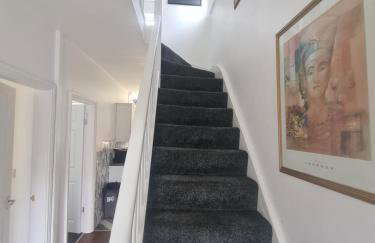 L & J Escapes - 8 Bedrooms suitable for Contractors and Families- Private parking available for 6 vehicles - Foto 8