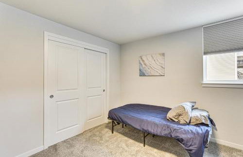 Spacious and Modern Home with Deck in Oregon! - Foto 32