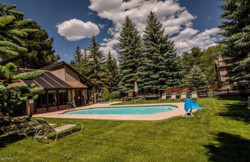 2BR Gated Escape With A Pool And Walk to Dining and Trails - Foto 33