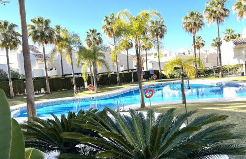 STYLISH TOWNHOUSE IN BEACHFRONT COMPLEX - Photo 4