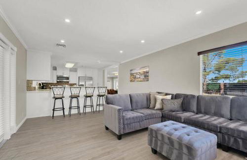 Spacious 4BR plus Den with Pool, Jacuzzi, BBQ, Near Strip - Foto 6