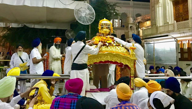 Assistindo à cerimônia Palki Sahib