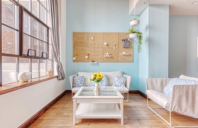 Sosuite 2BR Apt w Balcony W D Gym On-site Bar - Photo 7