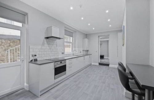 Brand New Huge 2 Bedroom Ground Floor Flat - Foto 1