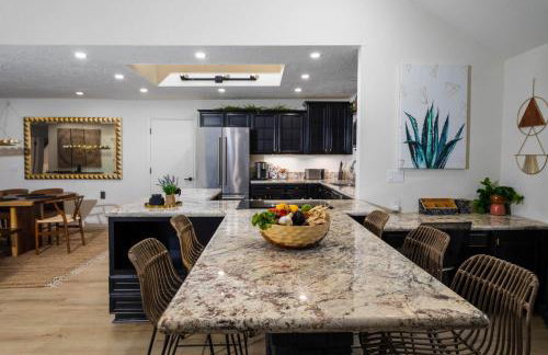 Luxe Boutique-Style Home w/Indoor Hot Tub - Foto 14