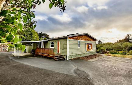 Cozy Waterfront Cottage with Hot Tub in Lakeside, Oregon - Foto 1