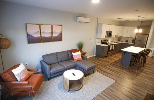 Luxury Apartment with Gym, Steps From Commuter Rail #3013 - Foto 23