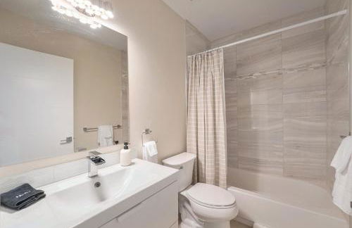 Walk to Broncos Stadium Hot tub & Rooftop - Foto 27