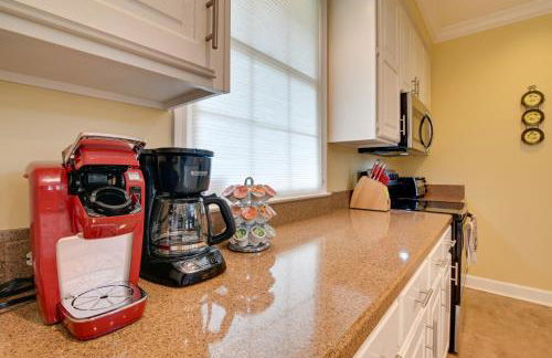 Cottage with Deck and Pool Access about 6 Mi to Beach - Foto 10