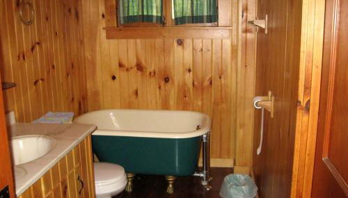 Family-Friendly Cabin Rental with Private Porch near Lake George, New York - Foto 2