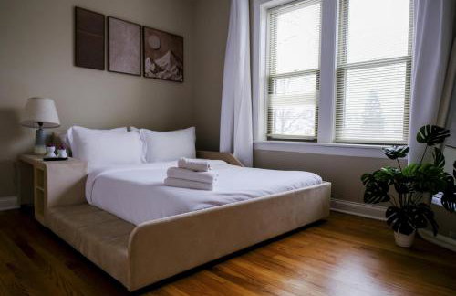 Chicago Chic, Cozy 1BR with Stylish Workspace - Photo 32