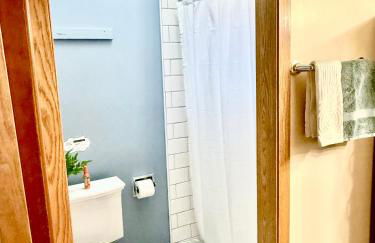 Delightful 3 Bd Home with King size bed, hot tub, playground! - Foto 24