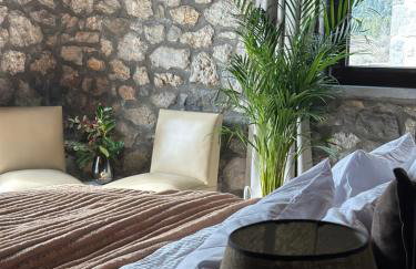 Wood & Stone Guesthouse - Photo 1