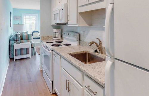 First-Floor Condo Steps from the Beach with Shared Pools, Hot Tub, Game Room - Foto 8