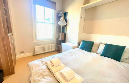 Sunny 2 bedroom, 2 bathroom Apartment with Rooftop in Central London - Photo 10