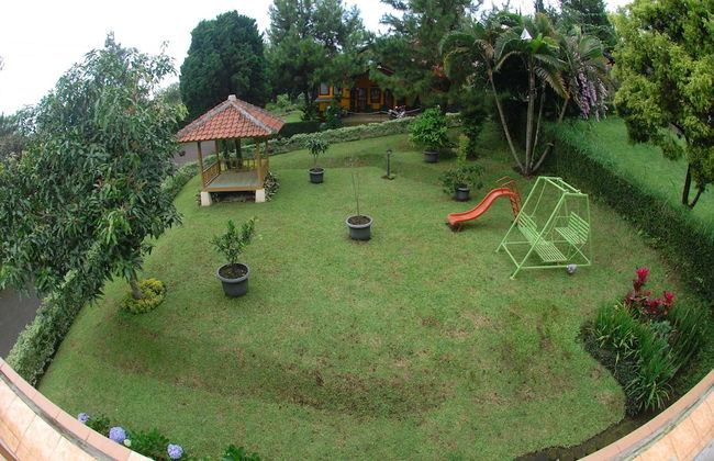 Villa ChavaMinerva Istana Bunga-Lembang - Photo 15