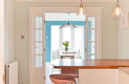 Princes Esplanade-Beachfront House with Balcony a stone throw from Gurnard Beach - Foto 10