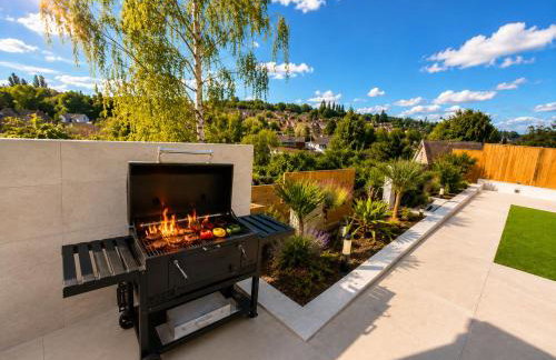 Luxurious & Elegant 6-Bed House - Photo 24