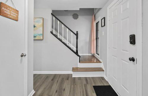 NEW! Large 3-story townhome Private, Self checkin, Pet Friendly! - Foto 12