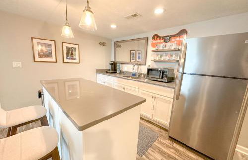 Lakefront 5 Bedroom Vacation Home - Sleeps 12! - Foto 24