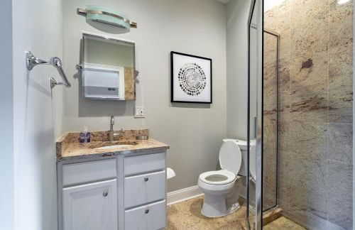 Luxurious Gold Coast 4BR 4-Story Villa with Parking Sleeps 12 Guests - Photo 32