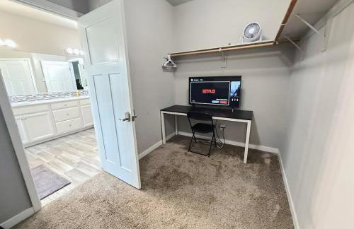 Spacious Home with Private Pool - Photo 40