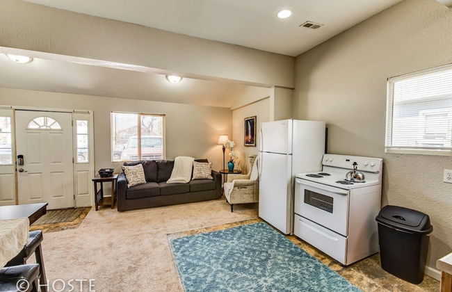 1BR Downtown Townhome King Bed, 5 Min to Shops - Photo 6