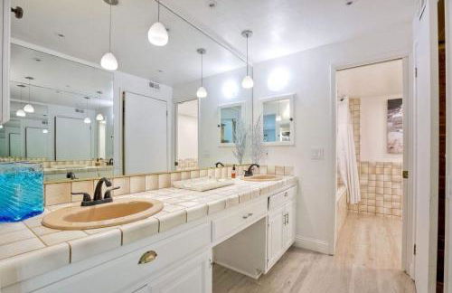 Serene Coastal Home Sleeps 8 - 1 Mile from Beach - Foto 50