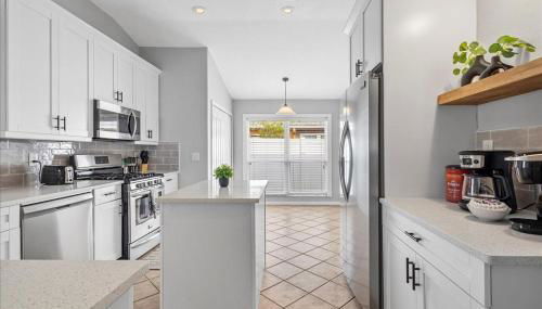 NEW - Poolside Oasis Heated POOL Home - 2000 SF - Foto 2