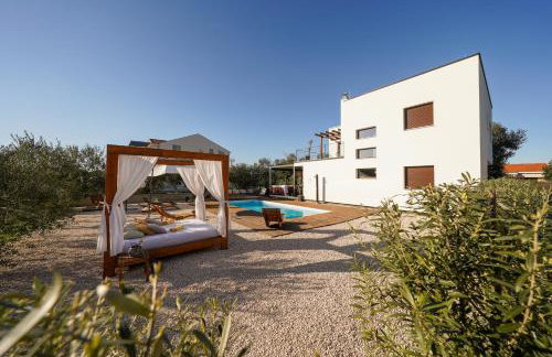 Villa Suncica with Heated Pool, Jacuzzi and Bikes near Zadar - Foto 1