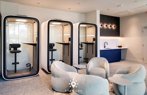 Chic 2BR Apartment Gym & Balcony Views - Foto 68