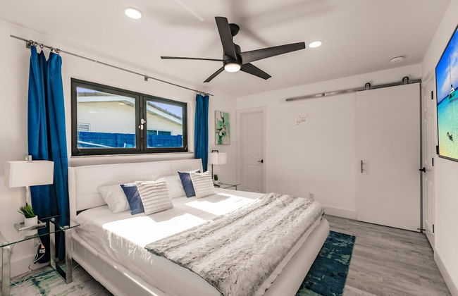 Modern Spacious Home With Pool Jacuzzi - Photo 17